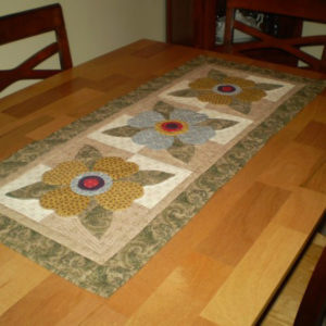 BLD-003 – “POSY TRIO” Table Runner